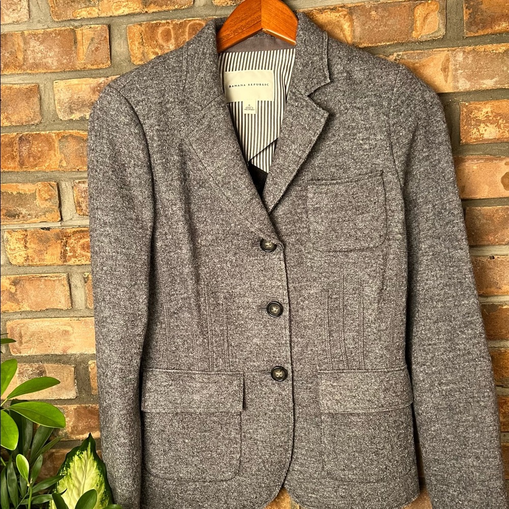 BANANA REPUBLIC WOMEN’S BLAZER IN LIKE-NEW CONDITION. SIZE 6